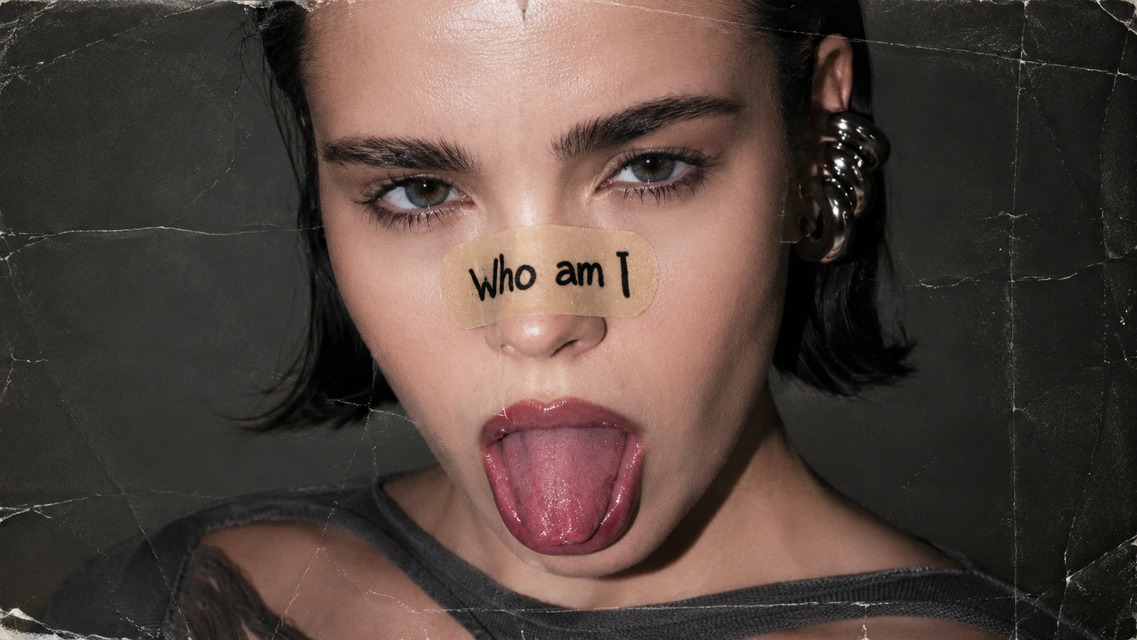 Портрет Вероники с надписью who am I на пластыре